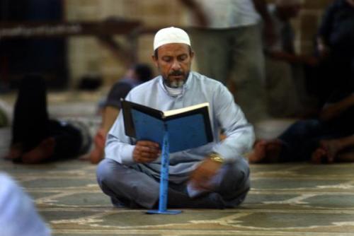 musulman leyendo el coran
