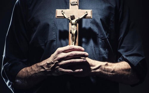 sacerdote con cruz en la mano fondo