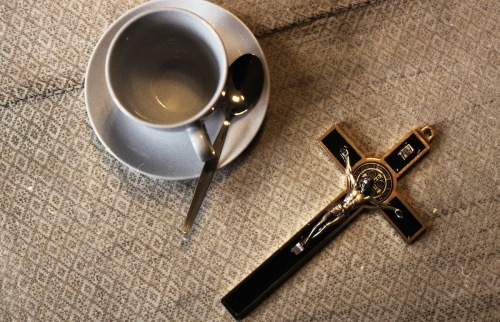 un cafe y una cruz