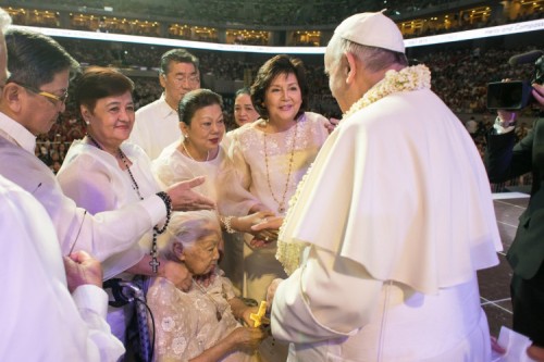 papa con familias filipinas