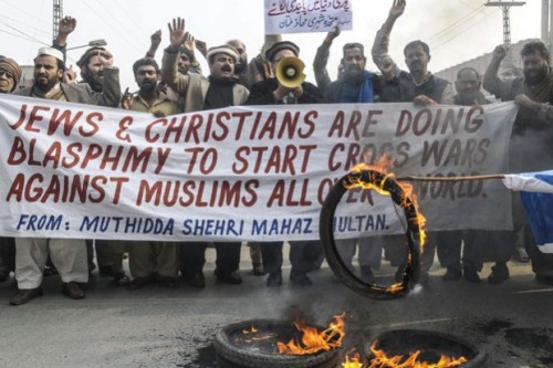protesta de musulmanes contra judios y cristianos