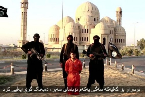 Militantes del Estado Islámico antes de decapitar a un prisionero
