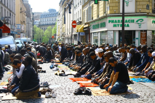 musulmanes orando en la calle en europa