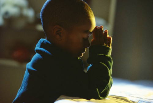 niño orando