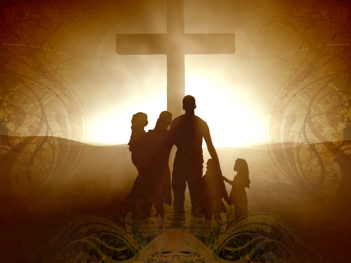 familia ante una cruz
