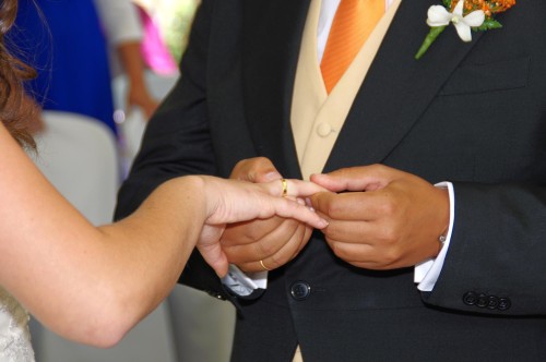 novio pone anillo a novia