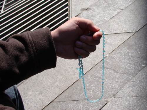 orando con un rosario