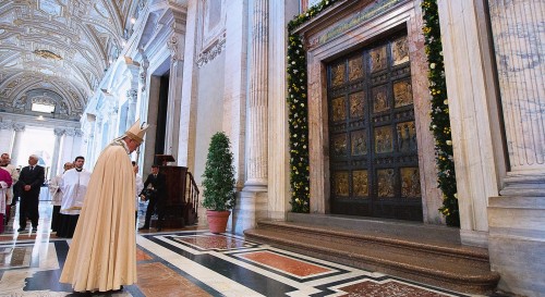papa frente a la puerta del jubileo en 2015 fondo