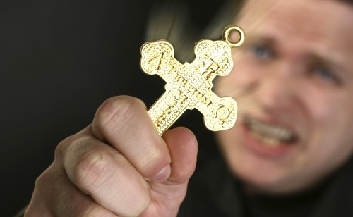 exorcista-mostrando-una-cruz