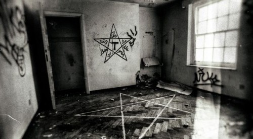 simbolo satanico en una casa
