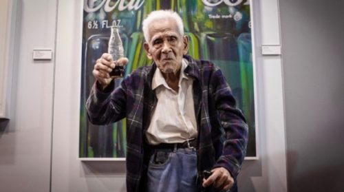 hombre de 100 años tomando coca cola