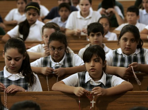 escolares rezando el rosario fondo