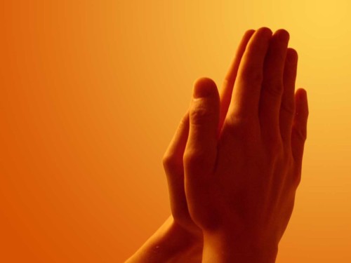manos-orando-fondo