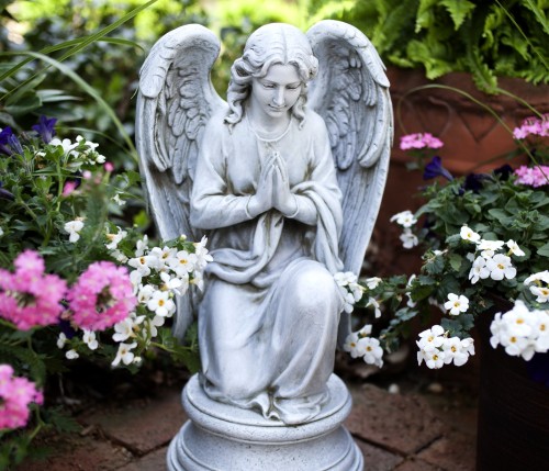 estatua de angel orando fondo