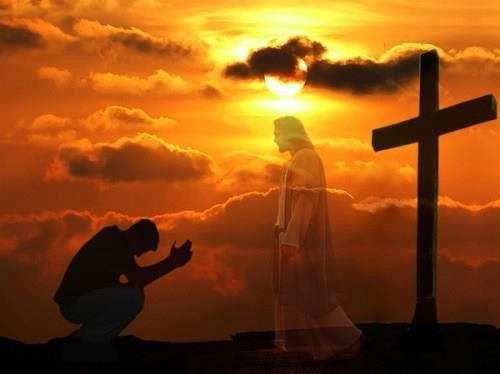 hombre orando frente a jesus y la cruz atras