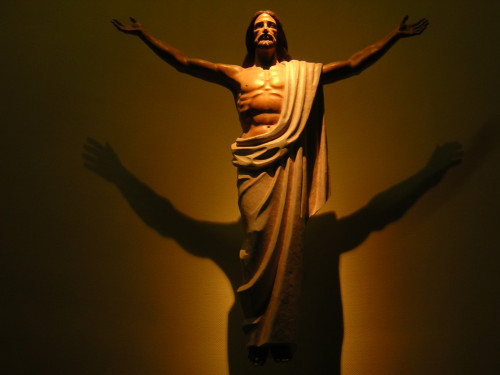 jesus con sombras en la cruz fondo
