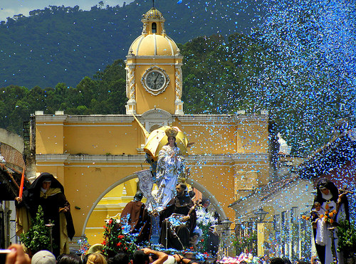 la inmaculada saliendo del templo de san francisco en guatemala