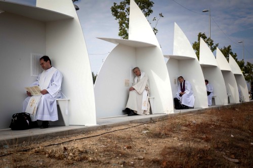 sacerdotes confesando