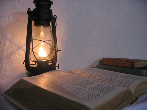 lampara encendida y biblia fondo
