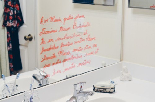oracion escrita en espejo del baño