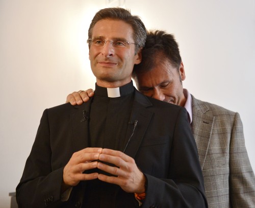 sacerdote gay charamasa y pareja