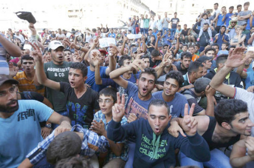 migrantes musulmanes festejan que llegan a europa