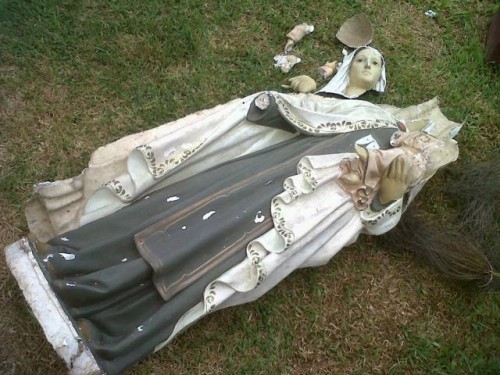estatua de la virgen maria destruida