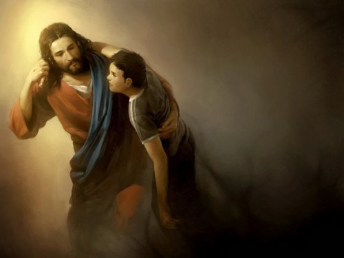 jesus lleva abrazado a un hombre