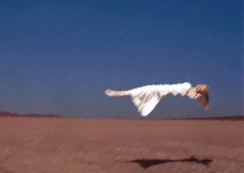 mujer levitando en el desierto