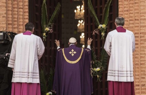 papa francisco abre puerta de catedral de bangui