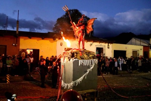 quema del diablo en guatemala fondo