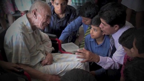 viejito visitado por niños