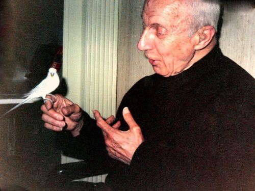 Padre John Hardon con pajaro en la mano