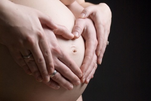 embarazada con 4 manos en la panza