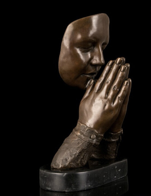 escultura abstracta de hombre orando