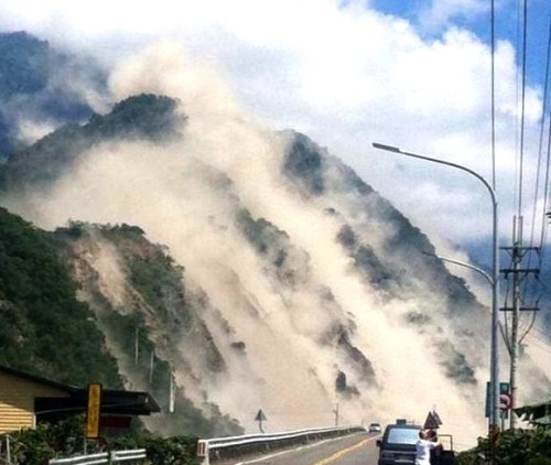 montaña en terremoto
