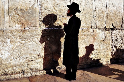 judio ortodoxo orando en muro de los lamentos fondo