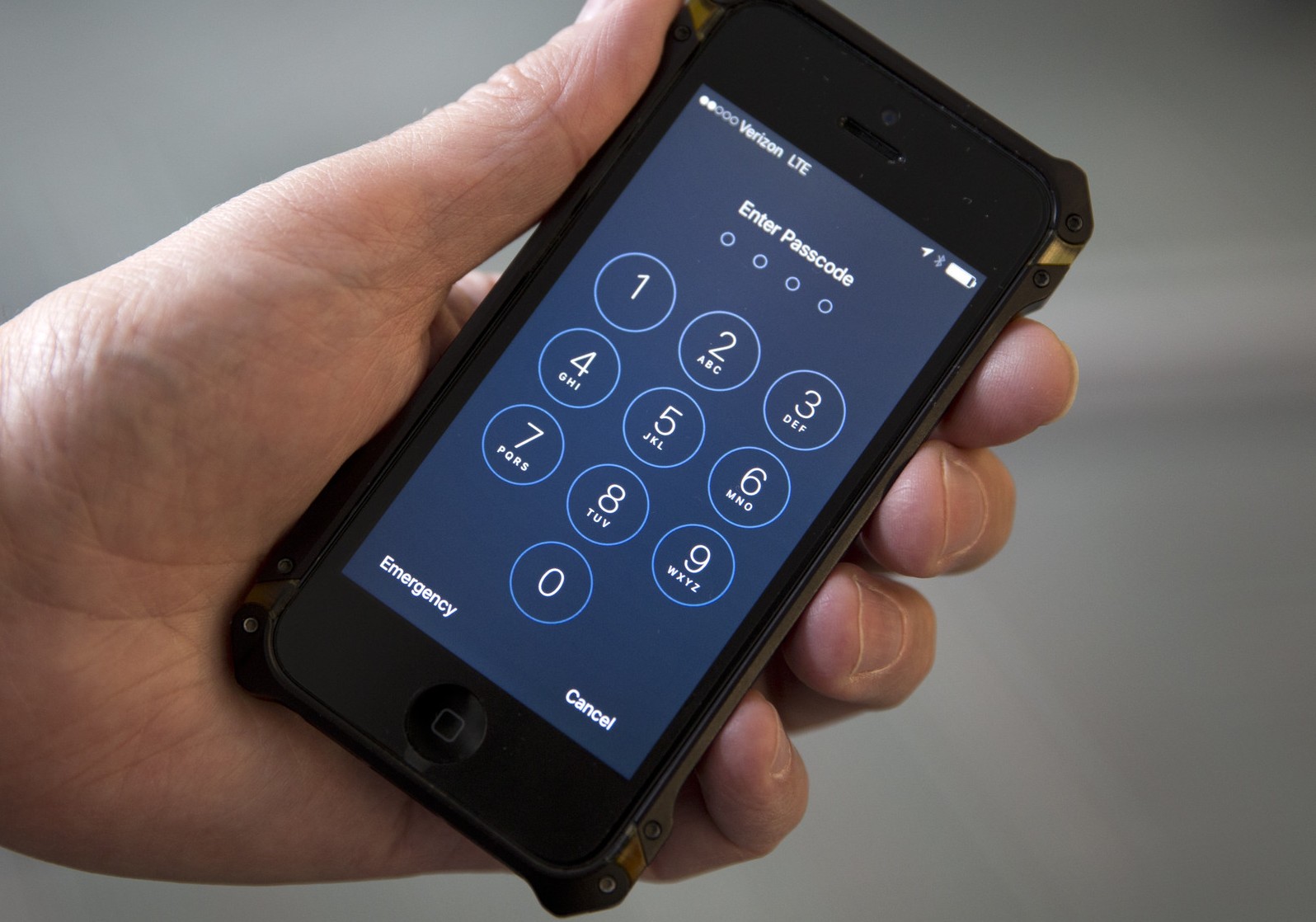 El FBI y el Gobierno de EE.UU. quieren que los TELÉFONOS CELULARES tengan una “puerta trasera” para espiar…
