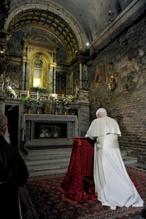Benedicto XVI orando en la casa de Loreto