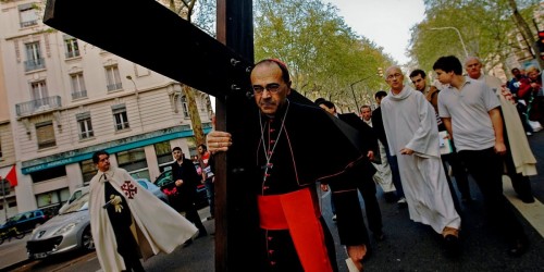 cardenal barbarin cargando la cruz en procesion fondo