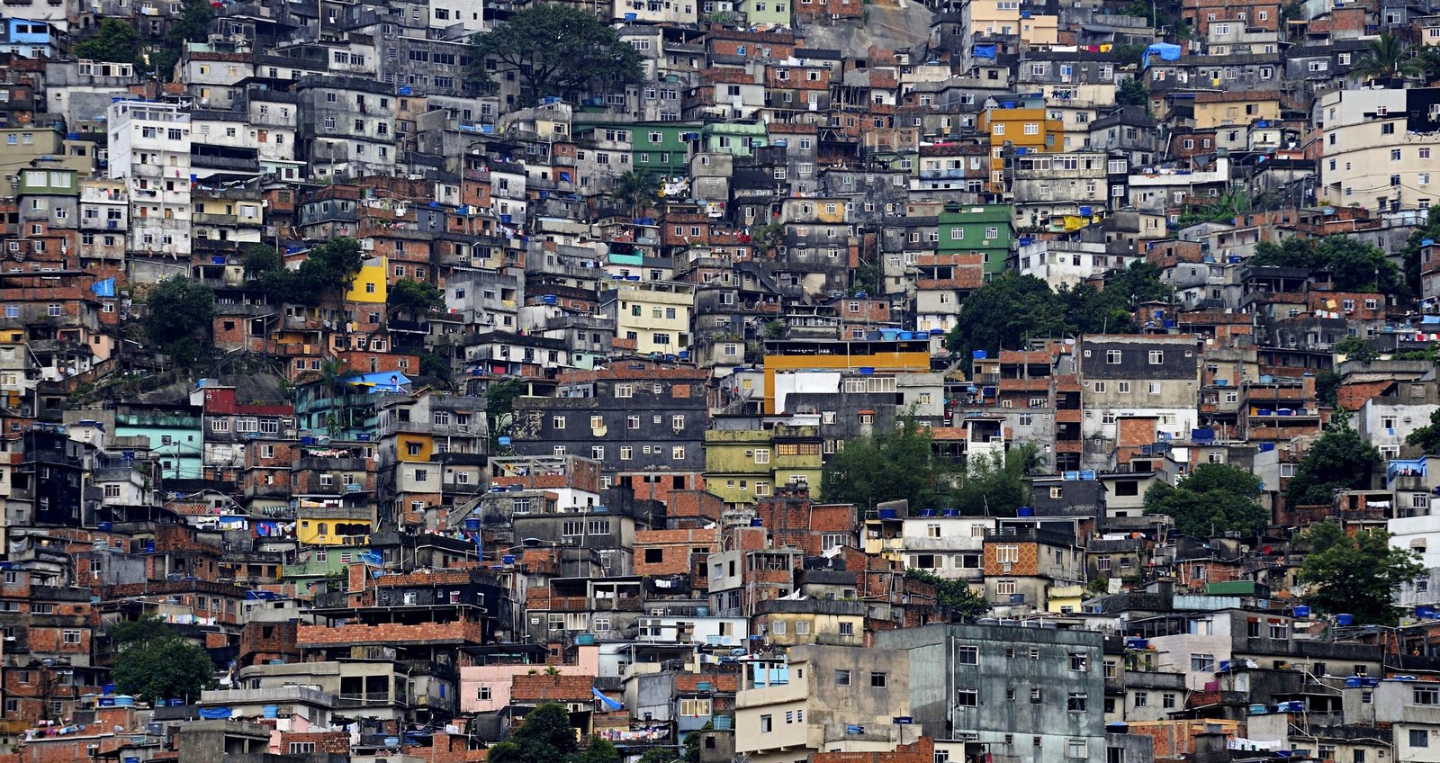 Socióloga brasileña sostiene que hay Complicidad entre Narcotraficantes de las Favelas e IGLESIAS EVANGÉLICAS…