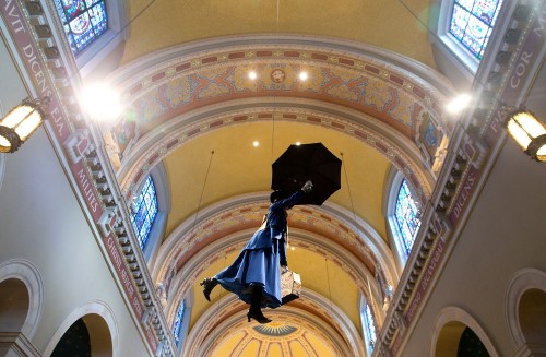 mary poppins colgando del techo de la catedral santa cecilia