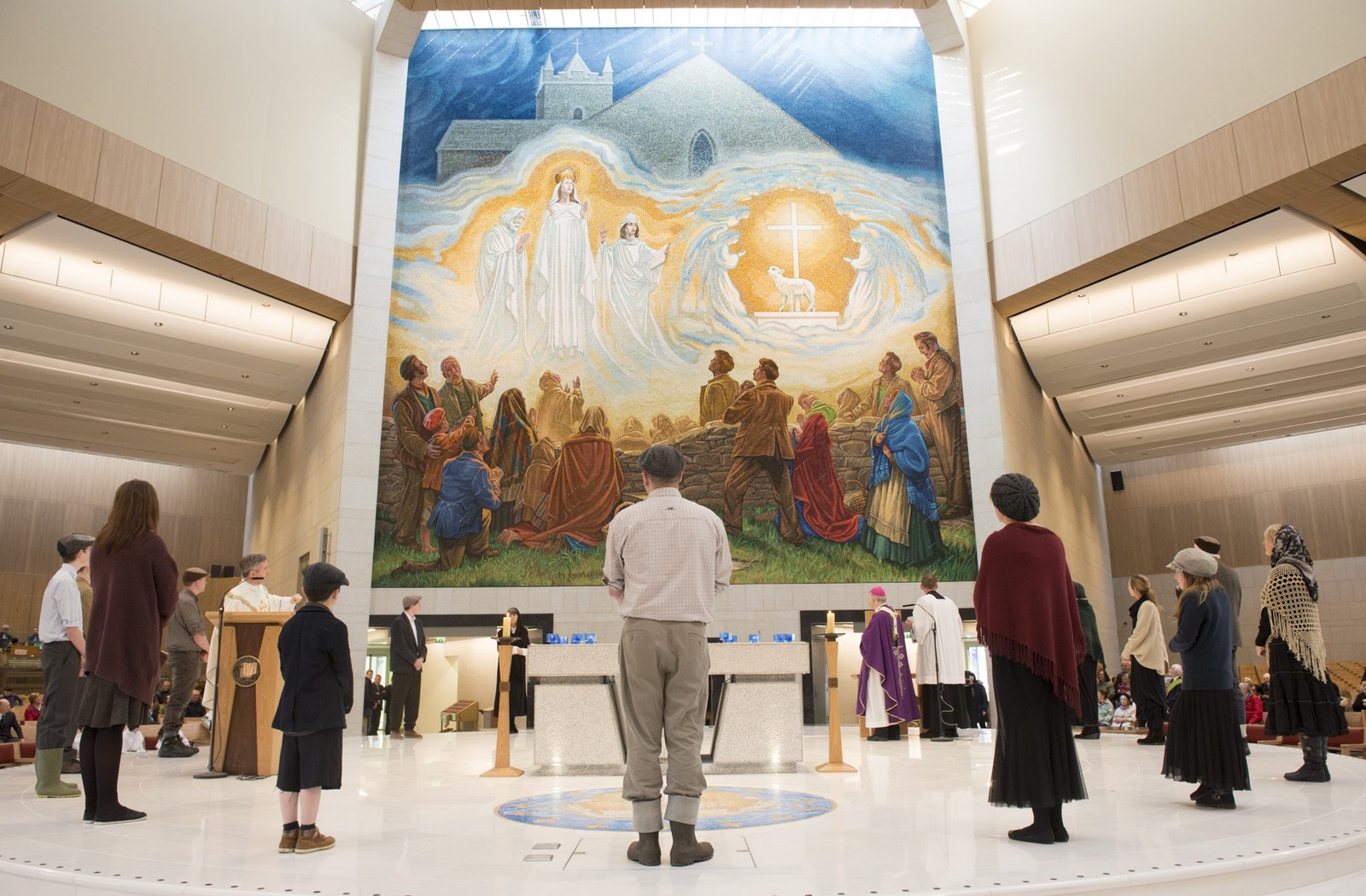 Se inauguró un Bellísimo y Gigantesco Mosaico de la APARICIÓN de la Virgen María en Knock…  