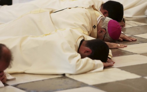 sacerdotes besando el suelo fondo