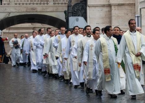 sacerdotes en fila