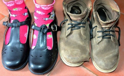 zapatos de niños viejos y de niña nuevos