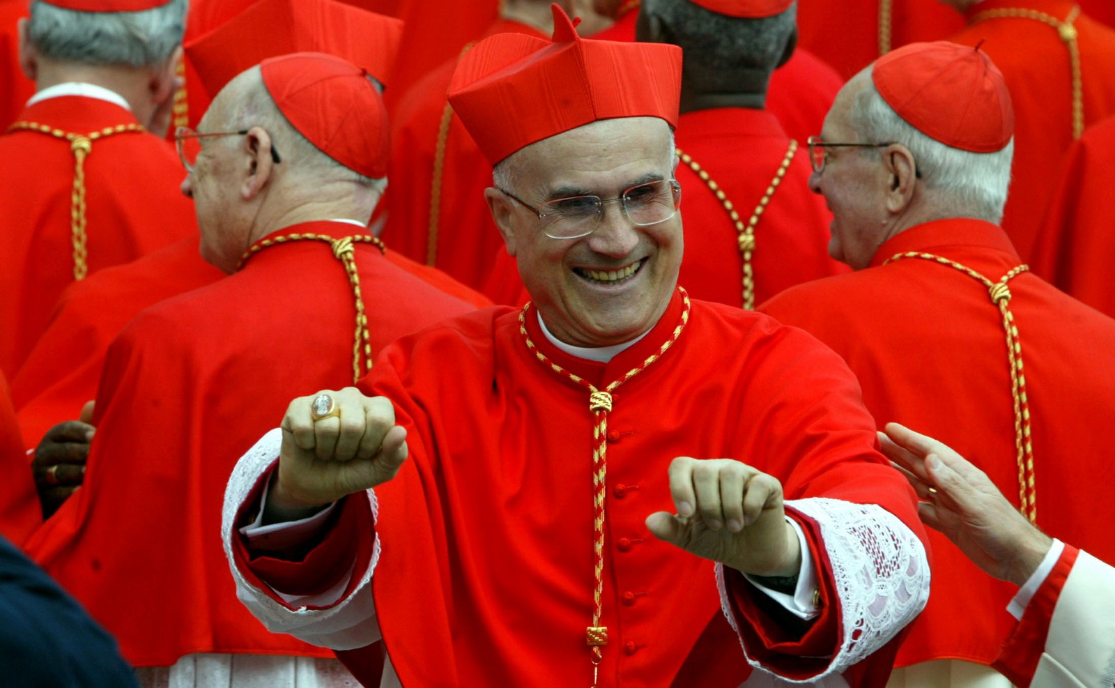 ¿Por qué el Cardenal BERTONE sigue siendo tan Perseguido?…