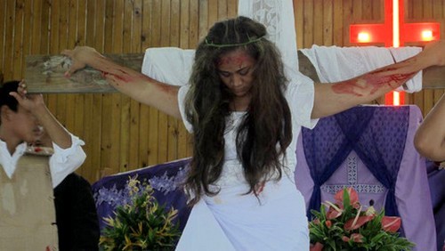 escena de crucificación de estigmatizada de samoa