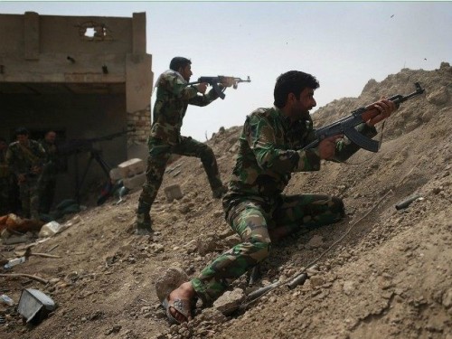 milicias combatiendo contra el estado islamico