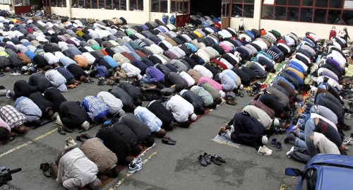 musulmanes orando masivamente en europa fondo